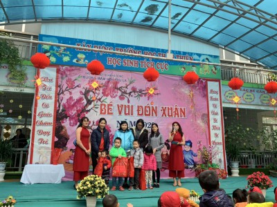 Bé đón Tết Canh Tý 2020