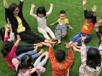 Cô và trẻ lớp B5 đang chơi trò chơi