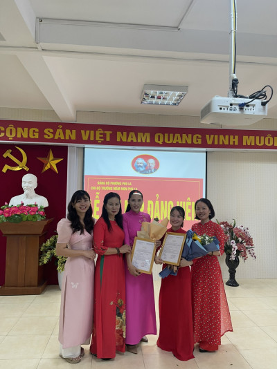 LỄ KẾT NẠP ĐẢNG VIÊN MỚI CỦA CHI BỘ TRƯỜNG MẦM NON PHÚ LA