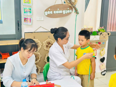 KHÁM SỨC KHỎE ĐỊNH KỲ CHO CÁC BÉ – TRƯỜNG MẦM NON PHÚ LA