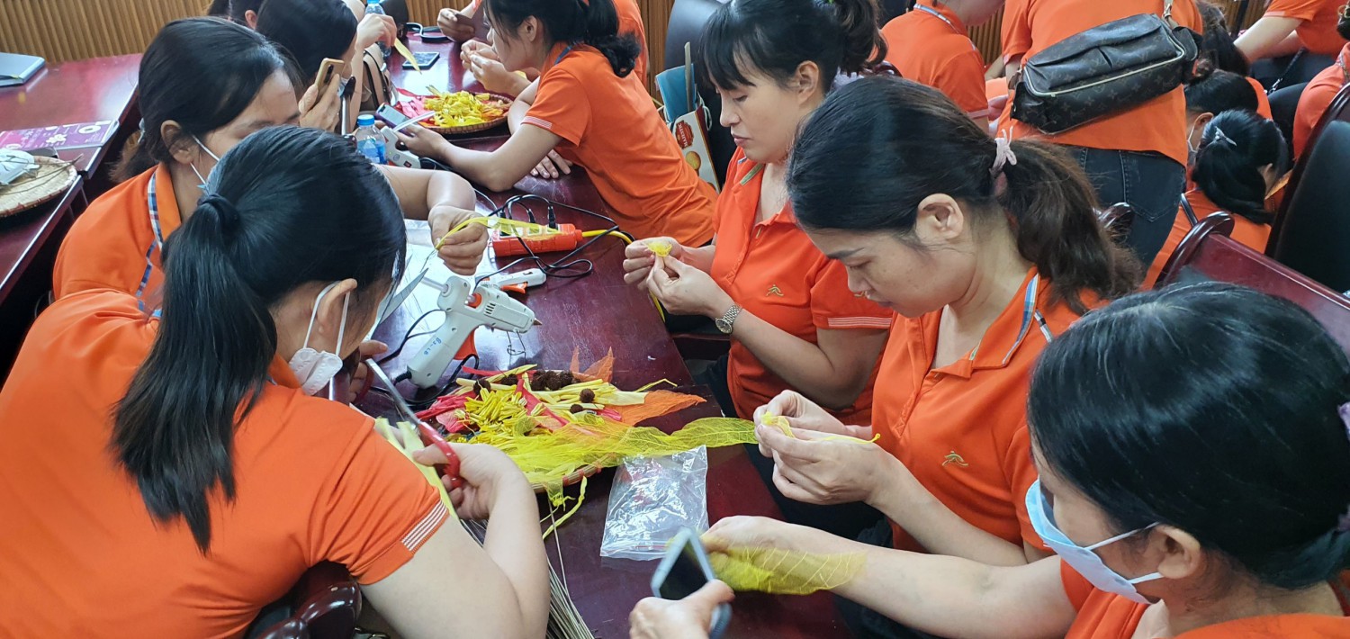 Các cô giáo đang tạo tra các sản phẩm từ nguyên vật liệu thiên nhiên