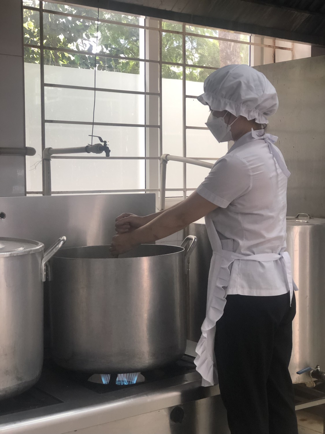 cô nấu