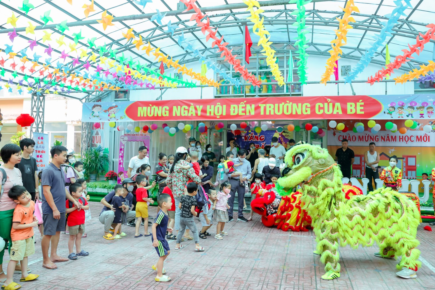 Sảnh sân phía trc