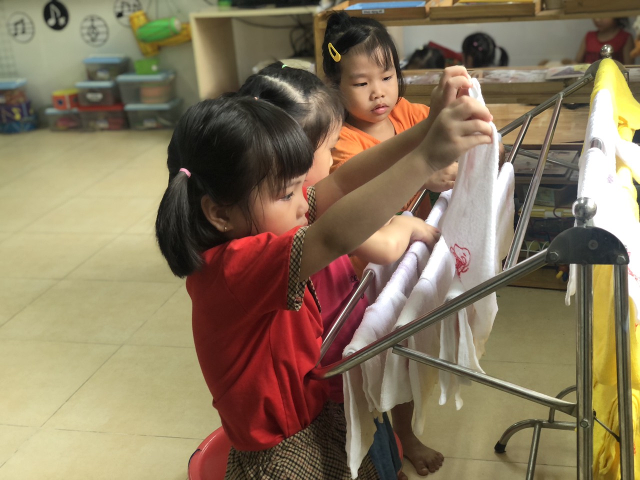 TRẺ PHƠI KHĂN GIÚP CÔ B5
