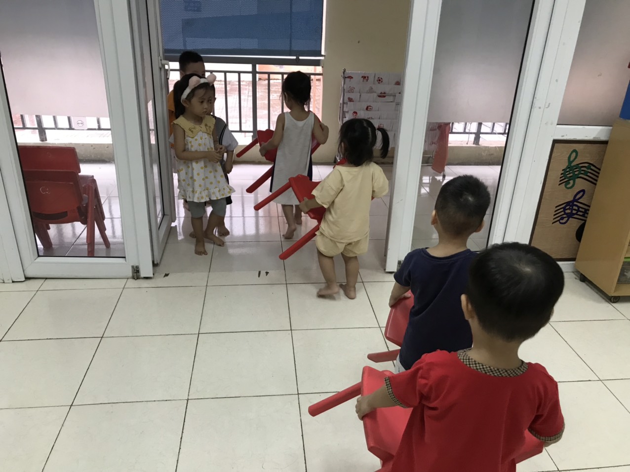 TRẺ TỰ CẤT GHẾ C2 2