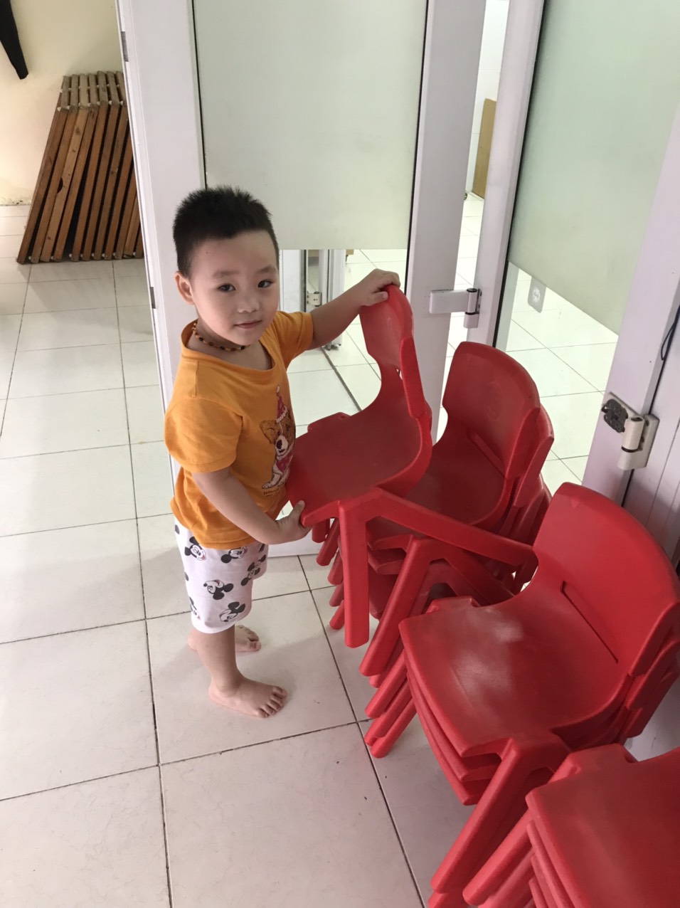 Em bé lớp C2 tự mình cất ghế nữa nhé