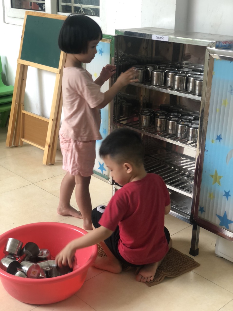TRẺ ÚP CỐC GIÚP CÔ B5 2