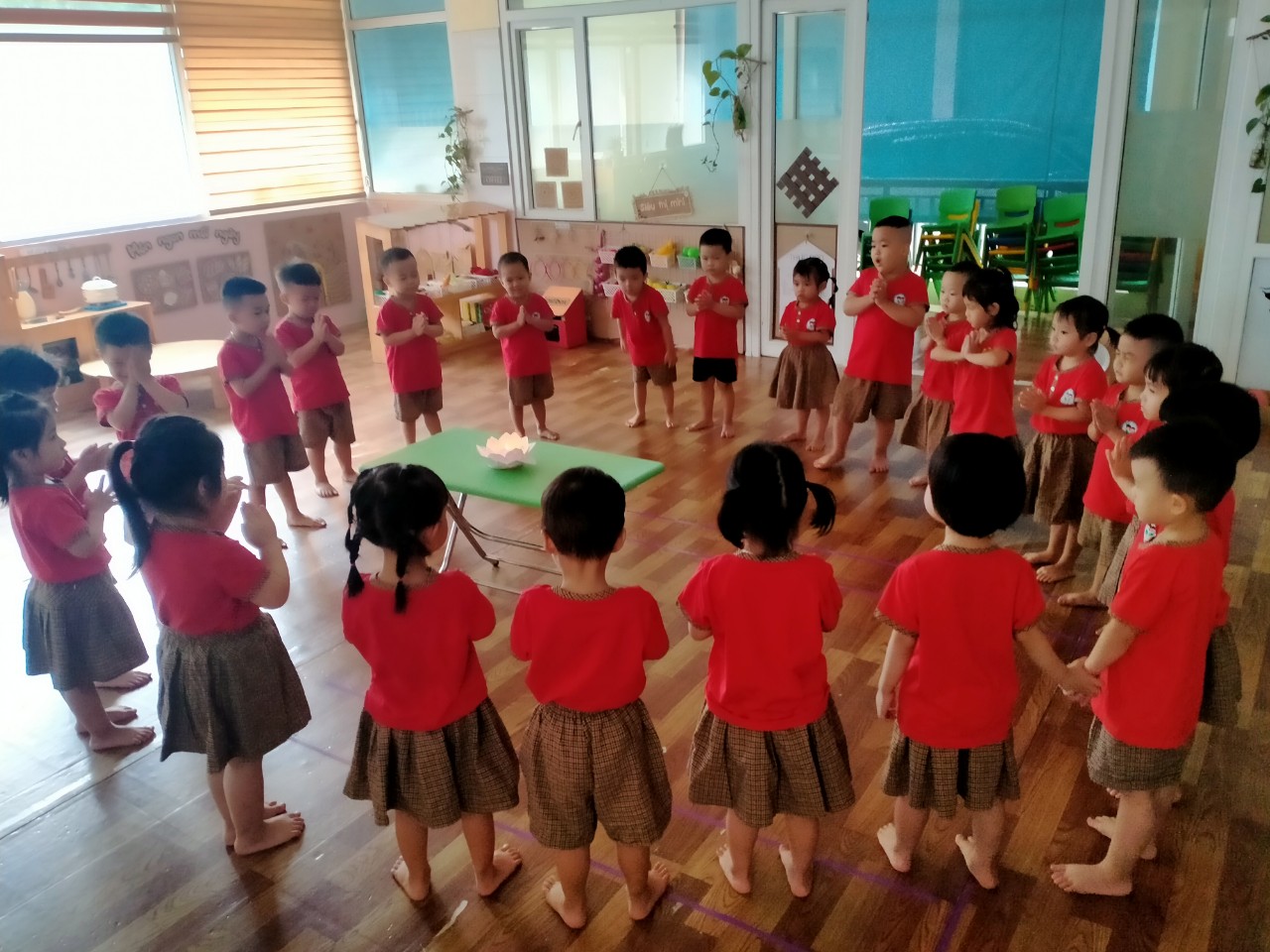 PHÚT MẶC NIỆM CÁC NẠN NHÂN TỬ VONG TRONG ĐÁM CHÁY  TẠI CHUNG CƯ MINI KHƯƠNG HẠ CỦA TRƯỜNG MẦM NON PHÚ LA